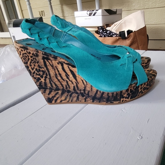 Wedge Heel - Picture 2 of 6